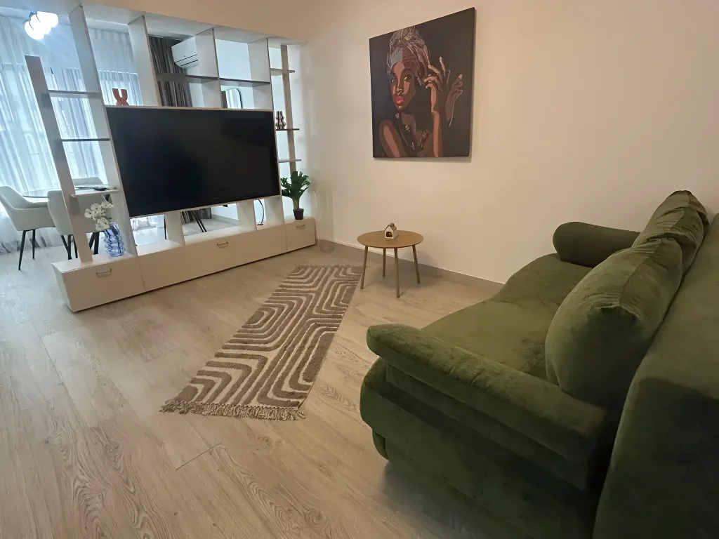 închiriere garsonieră Sector 3 București living canapea verde